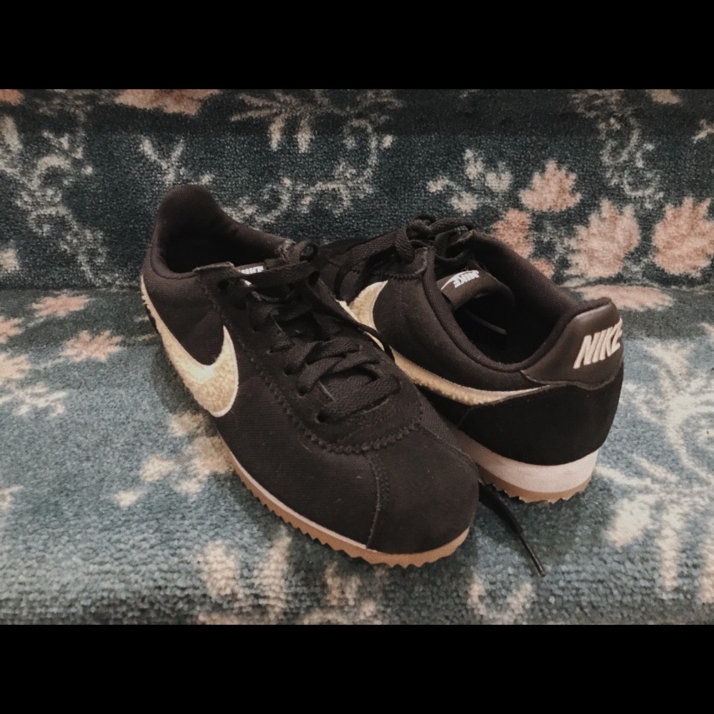 Nike Classic Cortez Premium Women's Shoe